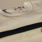 L’estetica della decostruzione Uno degli elementi più riconoscibili di Comme des Garçons è la decostruzione. Giacche con tagli irregolari, volumi esagerati, tessuti non convenzionali e silhouette che sfidano la simmetria tradizionale sono diventati la firma del brand. Questo stile non è solo una scelta estetica, ma anche concettuale. Kawakubo utilizza la moda per interrogare il concetto di bellezza, ponendo domande più che offrendo risposte. In questo senso, ogni collezione diventa una forma di arte contemporanea indossabile. Perché Comme des Garçons è un simbolo del lusso moderno Il lusso moderno non è più solo sinonimo di esclusività o prezzo elevato. Oggi rappresenta anche unicità, ricerca e identità. Comme des Garçons incarna perfettamente questa evoluzione. I clienti del brand non acquistano semplicemente un capo d’abbigliamento, ma un’idea. Indossare Comme des Garçons significa dichiarare una posizione culturale, esprimere una sensibilità artistica e distinguersi da una moda omologata. In Italia, dove il gusto estetico è profondamente radicato nella cultura quotidiana, questo approccio ha trovato terreno fertile soprattutto tra le nuove generazioni e tra i professionisti creativi. Le linee e le collaborazioni più iconiche Oltre alla linea principale, Comme des Garçons ha sviluppato diverse sotto-linee e collaborazioni che hanno ampliato ulteriormente il suo impatto globale. Tra queste, spiccano progetti con brand streetwear e artisti contemporanei, che hanno reso il marchio ancora più trasversale. Questa capacità di dialogare con mondi diversi — dall’alta moda allo streetwear — ha reso Comme des Garçons un caso unico nel settore del lusso. In Italia, queste collaborazioni hanno contribuito a rafforzare la sua presenza tra boutique indipendenti e concept store. L’influenza culturale e artistica Comme des Garçons non è solo moda, ma anche cultura visiva. Le sue sfilate sono spesso concepite come performance artistiche, con scenografie che trasformano la passerella in un’esperienza immersiva. Questo approccio ha influenzato non solo altri designer, ma anche artisti, fotografi e architetti. In Italia, questa contaminazione tra moda e arte è particolarmente apprezzata, soprattutto in contesti come le settimane della moda di Milano, dove il confine tra le discipline creative è sempre più sottile.